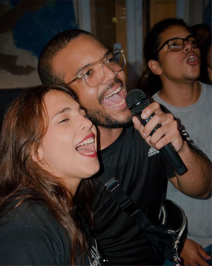Hát karaoke chính là cách hay nhất để học ngữ điệu, trọng âm và cách nối âm trong tiếng Anh
