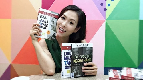 Diễn viên Hà Hương cùng bộ sách Đắc Nhân tâm và Quẳng gánh lo vui sống