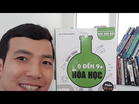 Thầy Lê Đăng Khương cùng cuốn sách BẢO BỐI môn Hóa của mình
