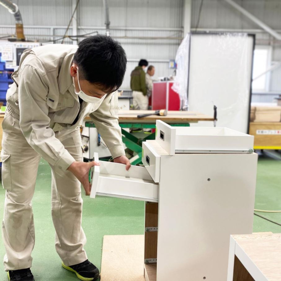Làm việc trong công xưởng sẽ cần sử dụng rất nhiều từ vựng chuyên ngành để giao tiếp