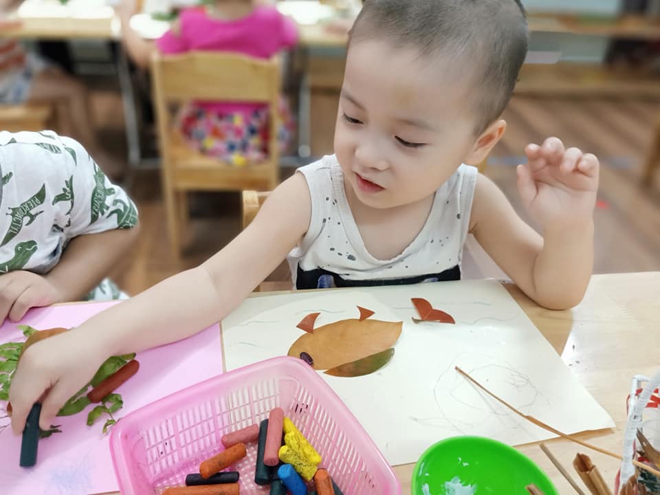 Làm tranh sáng tạo cho trẻ mầm non từ lá cây