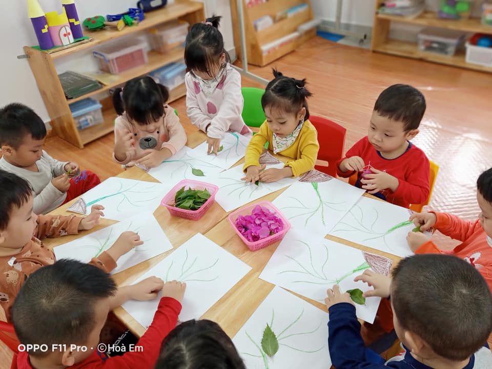 Làm tranh sáng tạo từ cánh hoa