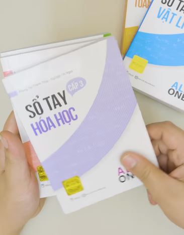 Kích thước nhỏ gọn của cuốn Sổ tay Hóa Học cấp 3 All in one