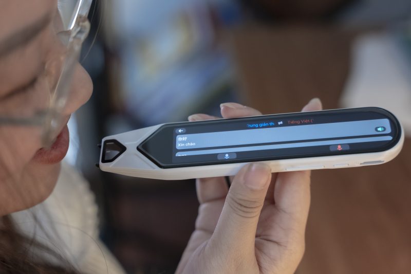 Tính năng dịch nói của bút Smart Pen MC08 sẽ giúp bạn có thể trao đổi trực tiếp với người nước ngoài bằng hơn 140 ngôn ngữ