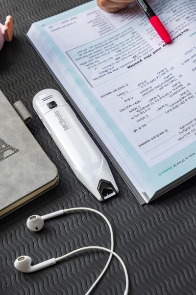 Sử dụng bút Smart Pen MC08 để học ngữ pháp tiếng Anh sẽ giúp bạn dễ dàng ghi nhớ cấu trúc ngữ pháp hơn rất nhiều