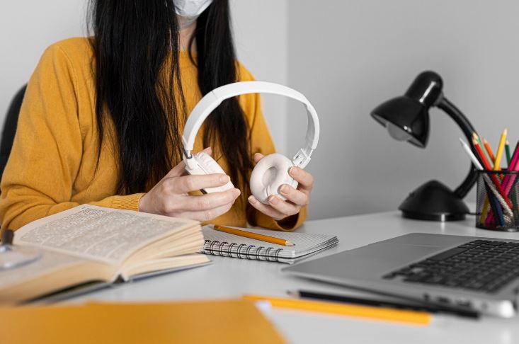 Luyện nghe với bút ngoại ngữ Smart Pen MC08 sẽ giúp bạn vừa nghe vừa phát âm chuẩn